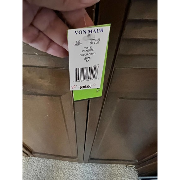 TRISHA TYLER Women's Plus Size Blouse Cream/Pearls (size 1X) - Picture 7 of 13